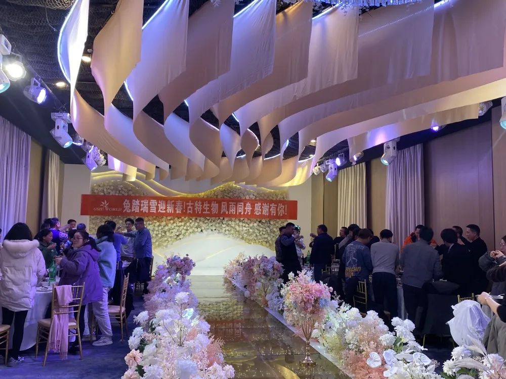 所有員工歡聚一堂，共同舉杯慶祝